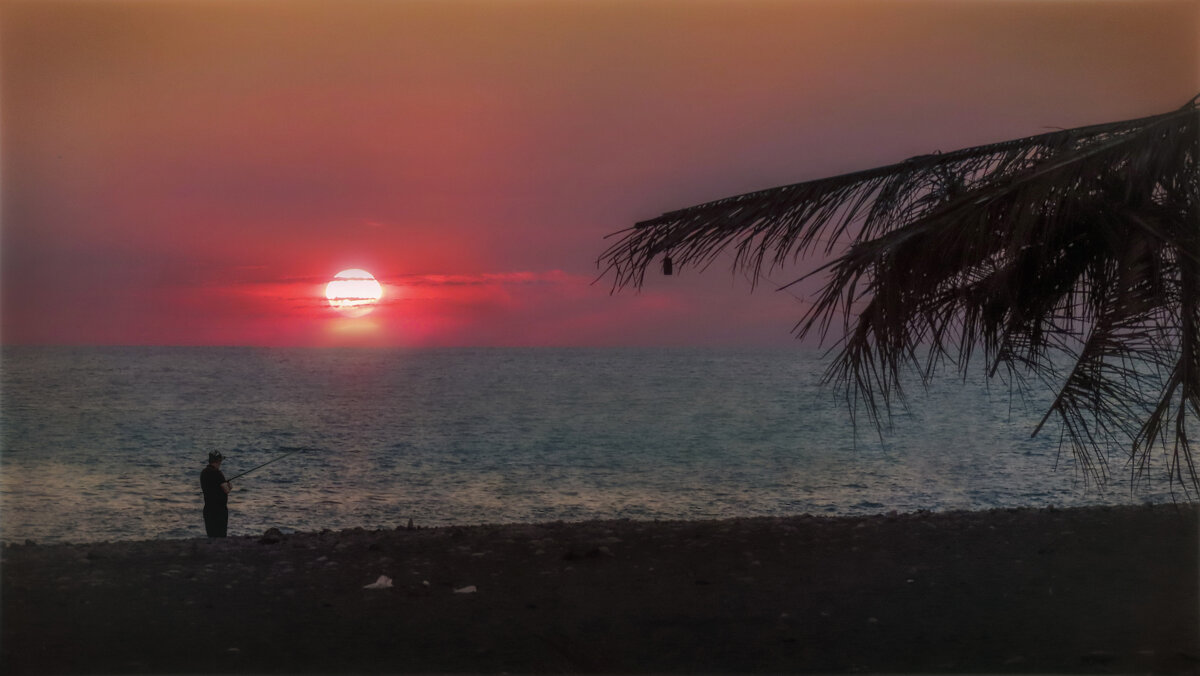 Одинокий рыбак на закате - AZ east3