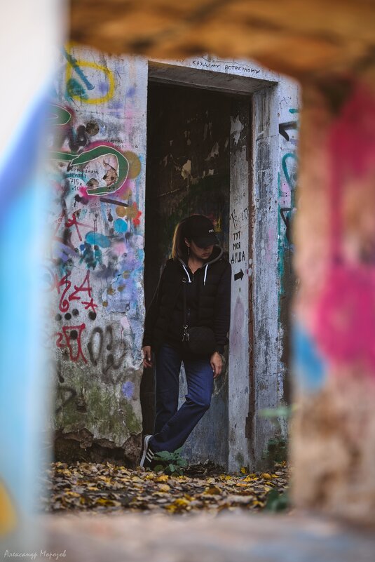 Девушка в заброшенном здании - Александр Морозов