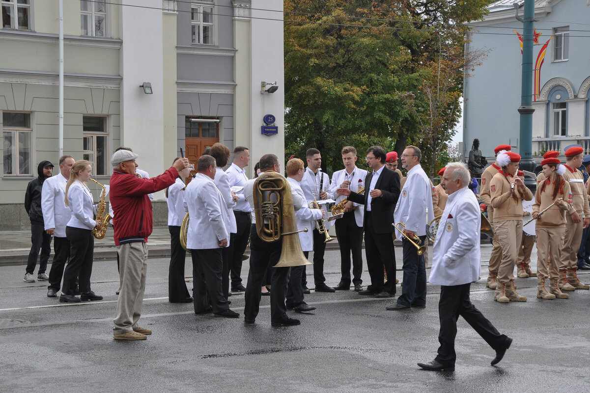 Духовые оркестры готовятся к проходу по Проспекту - Татьяна Машошина