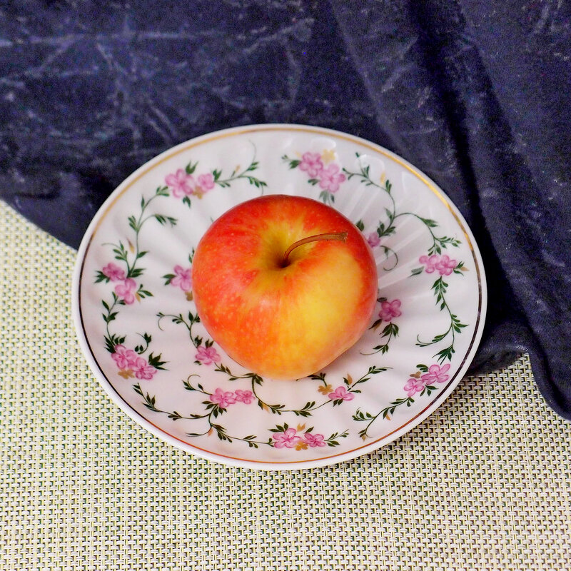 Яблочко на блюдечке с золотой каёмочкой!.. - photo Bo