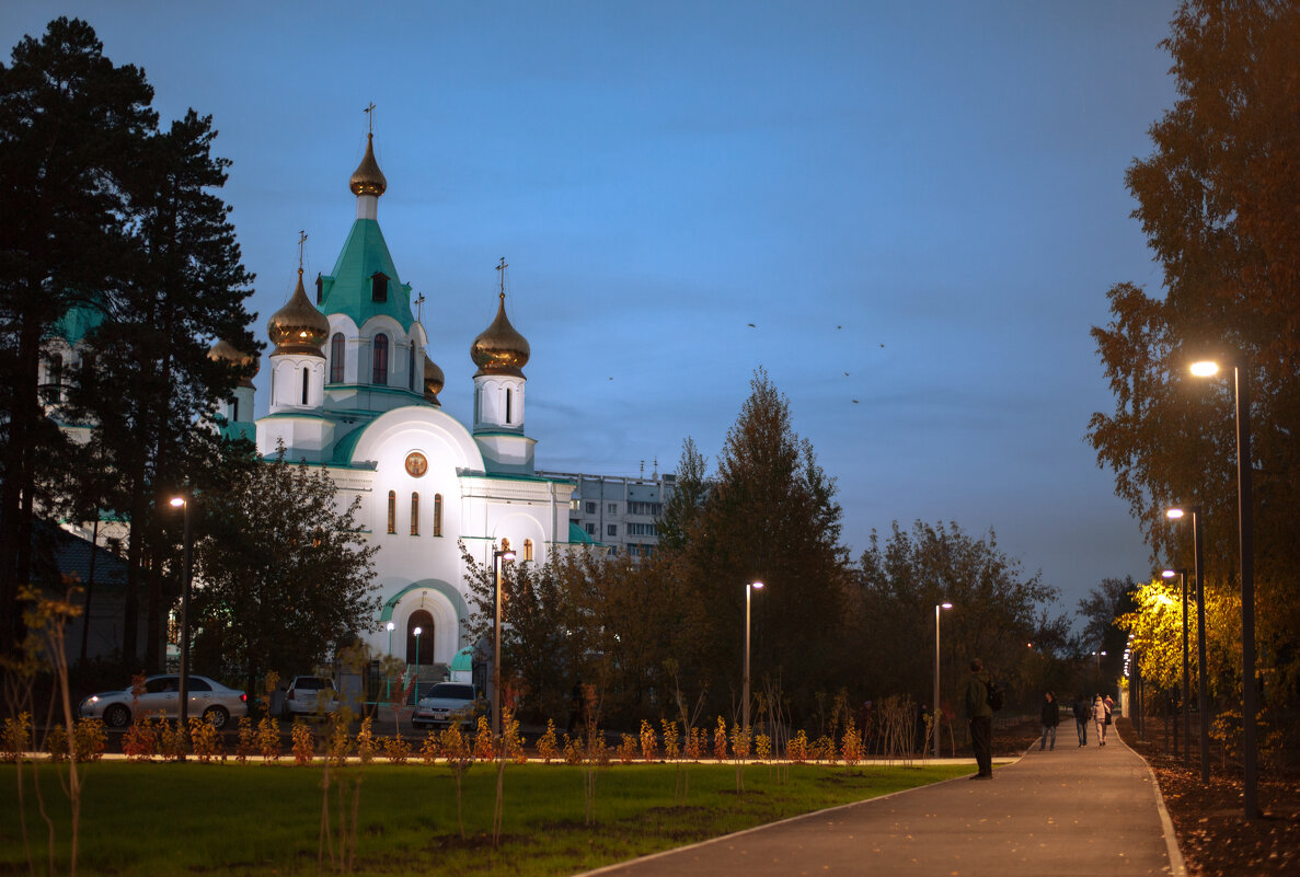 Вид на аллею и собор. - Alexey_Ph5624 