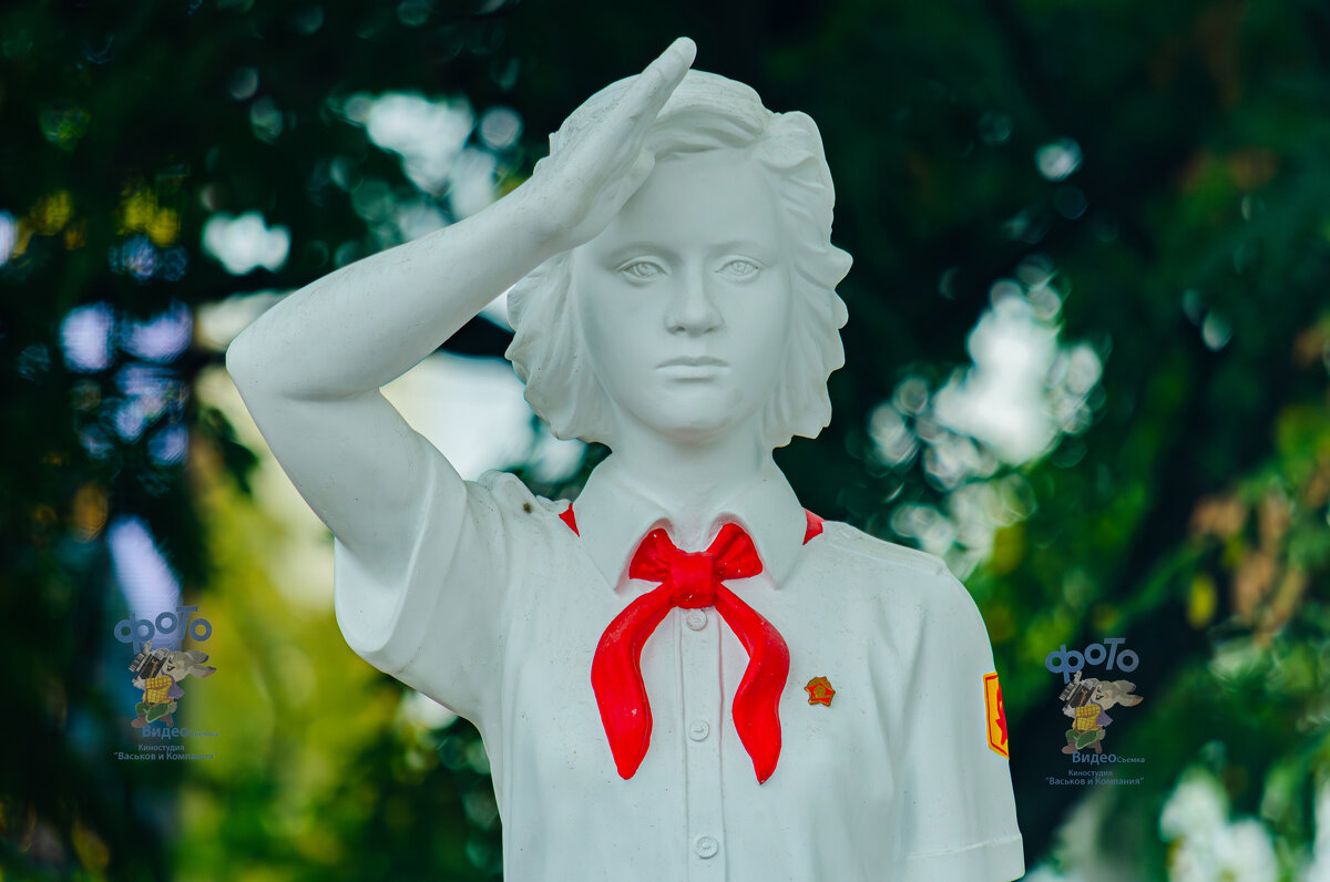 Скульптура пионерки. город Курск - Руслан Васьков Скульптура пионерки. город Курск - Руслан Васьков