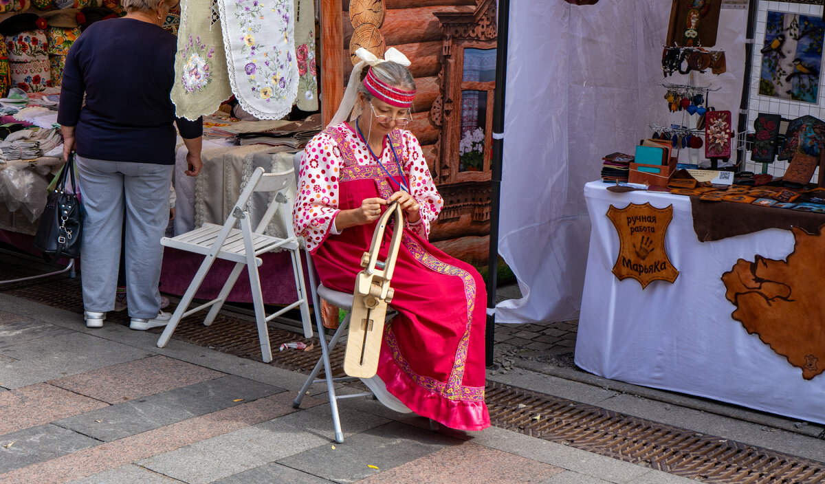 Мастерица за работой - Владимир Иванович