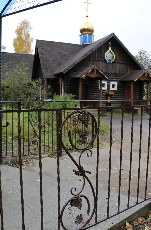 Решётка у церкви Петра и Февронии - Ольга 