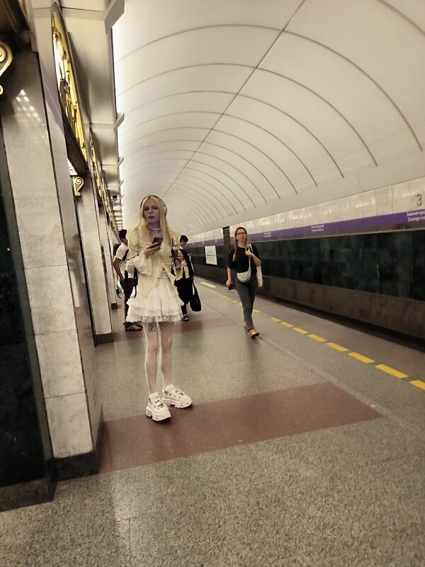 Белоснежка в метро. - Ольга 