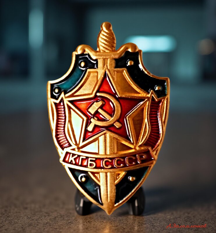 У меня настолько старый телефон, что его прослушивает КГБ..:-) - Андрей Заломленков