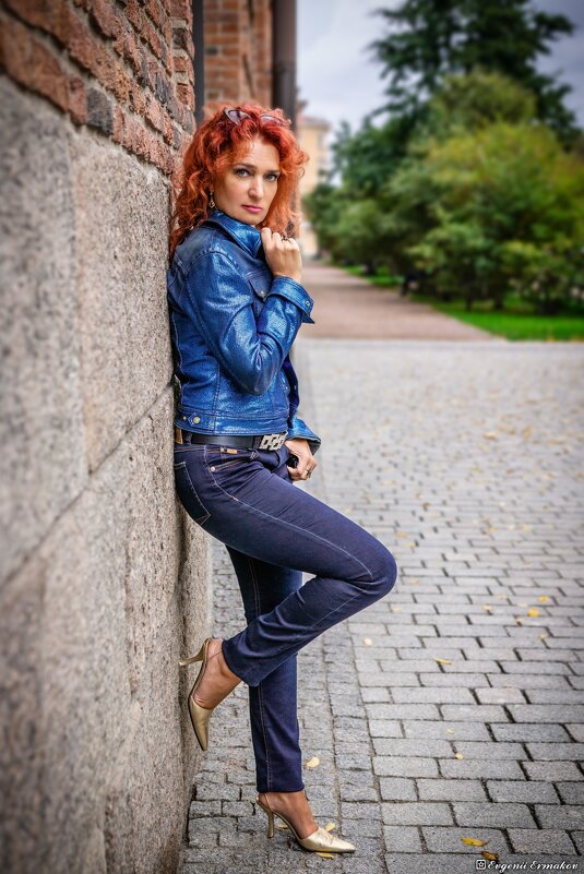 Девушка у стены - Евгений Ермаков