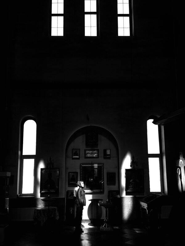 Девушка в церкви - Котовский 