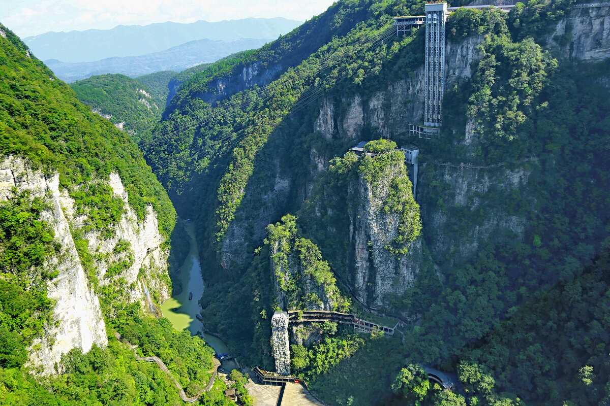 вид на ущелье в солнечный день с высоты 340 метров - Andrey Bragin 