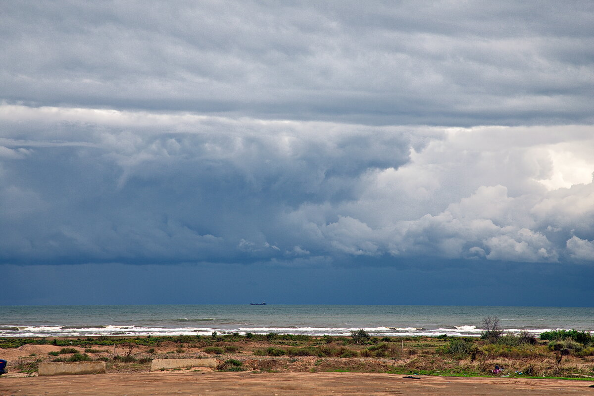 Тучи и корабль.. - M Marikfoto