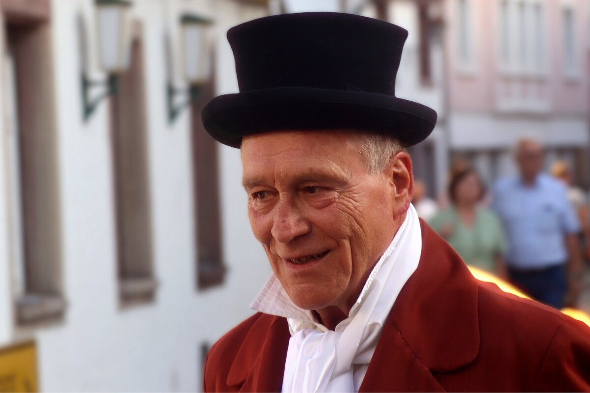 Просто я работаю волшебником - Юрий. Шмаков Просто я работаю волшебником - Юрий. Шмаков