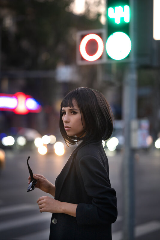 Стильная Мария у вечернего светофора - Viktoria Anufrieva