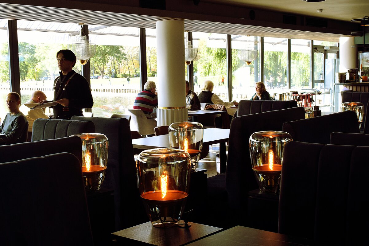 Панорамные окна позволяют любоваться водной гладью и телебашней. - Татьяна Помогалова Панорамные окна позволяют любоваться водной гладью и телебашней. - Татьяна Помогалова