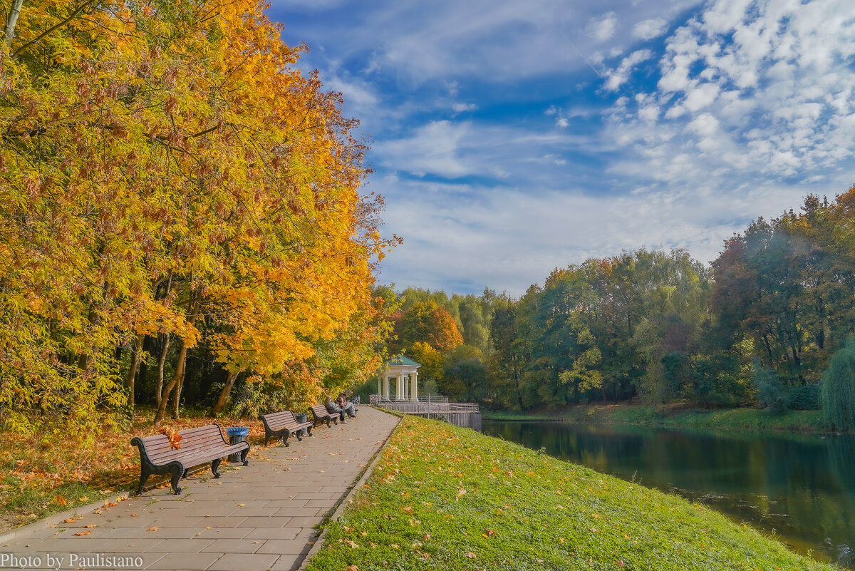 В осеннем парке... - Владимир Жданов