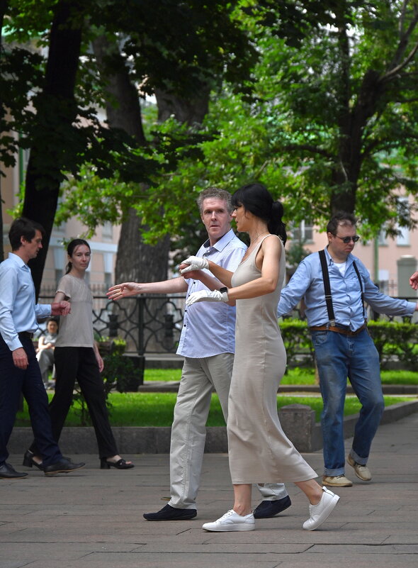 На бульваре музыка играла... - Александр Орлов На бульваре музыка играла... - Александр Орлов