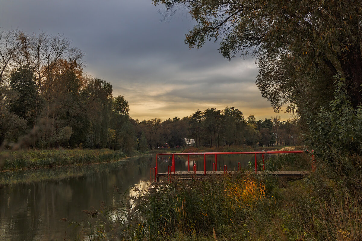 У озера - Michel 