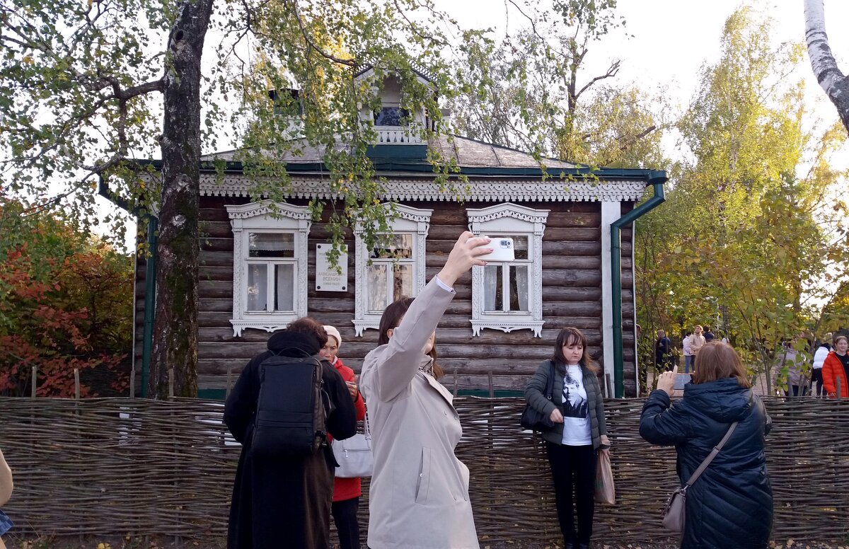 У дома С.Есенина - Galina Solovova У дома С.Есенина - Galina Solovova