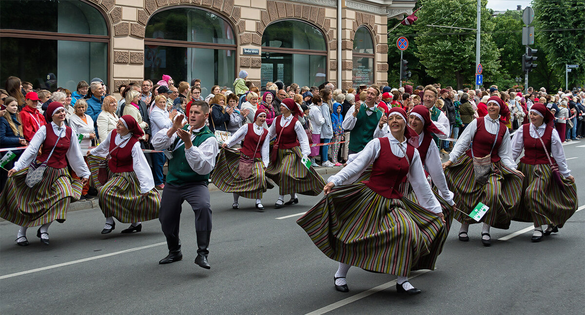 Идем, танцуя - Регина Идем, танцуя - Регина