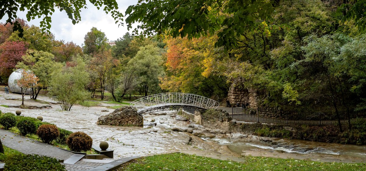 Мостик Дамский каприз и уголок поцелуев. Кисловодский парк. - Yuri Chudnovetz
