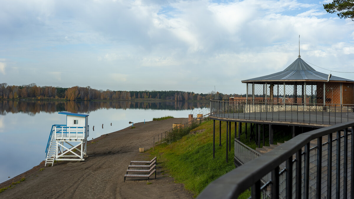 Осенний пляж, окутанный тишиной. - Вадим Басов