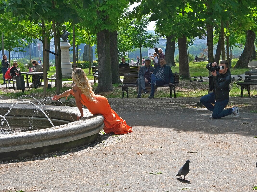 У фонтана - Александр Орлов