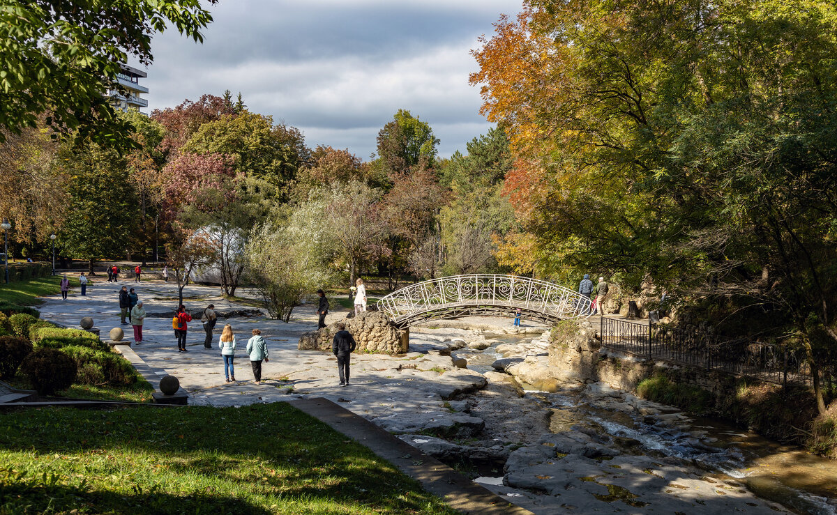 Мостик Дамский каприз. Кисловодский парк. - Yuri Chudnovetz