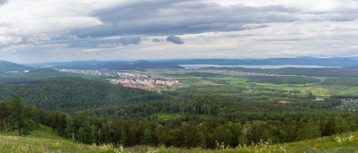На горе Лысая. Вид на г. Миасс, Машгородок и озеро Тургояк (панорама). - Алексей Трухин На горе Лысая. Вид на г. Миасс, Машгородок и озеро Тургояк (панорама). - Алексей Трухин