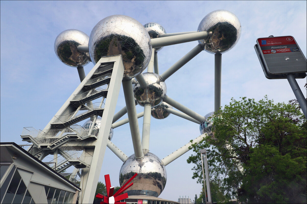 Остановка автобуса: Атомиум. - Валерий Готлиб Остановка автобуса: Атомиум. - Валерий Готлиб