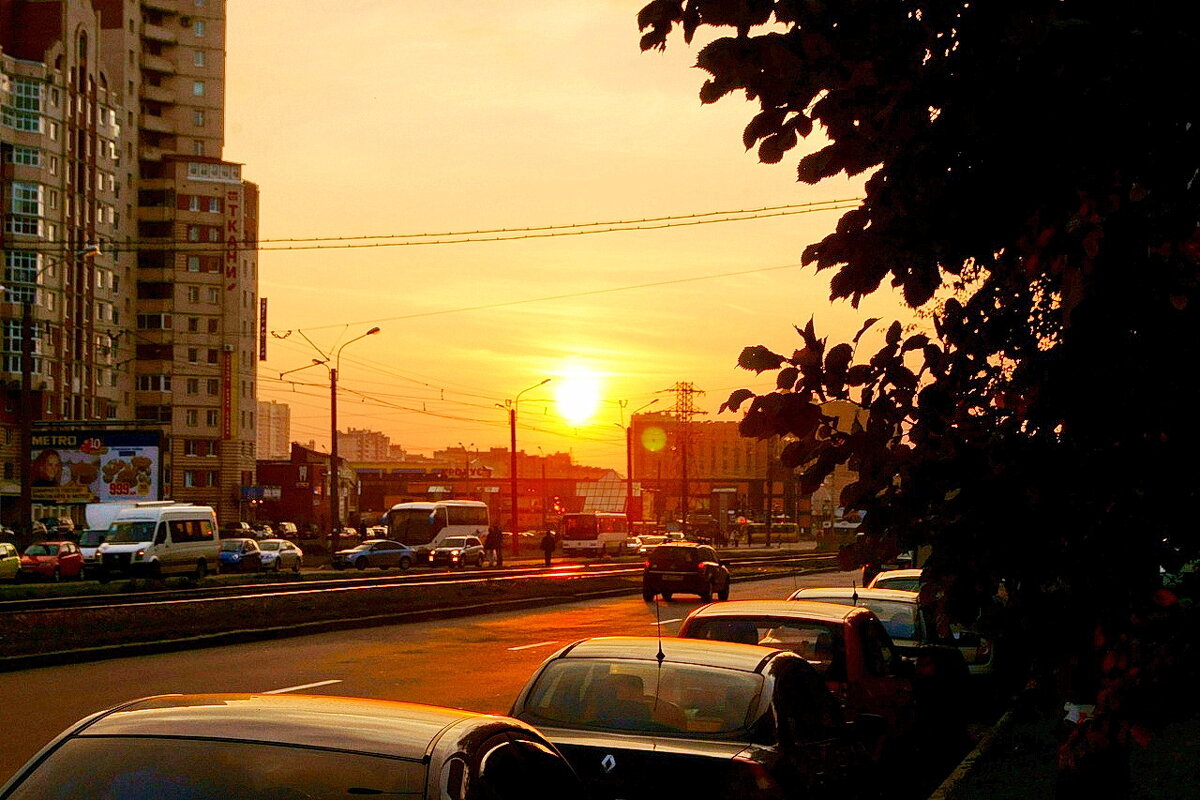 Оживлённая улица... Закат... - Игорь Тельцов