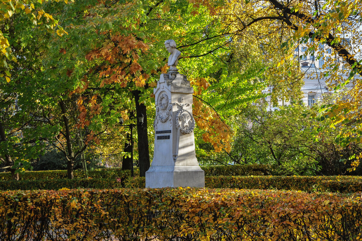 Кольцовский сквер в октябре (бюст А. Кольцову) - Татьяна Машошина