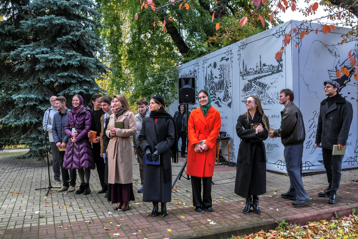 Актёры драматического театра им. А. Кольцова читали стихи в Кольцовском сквере - Татьяна Машошина