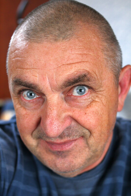 Лысый пожилой мужчина... - Андрей Катков