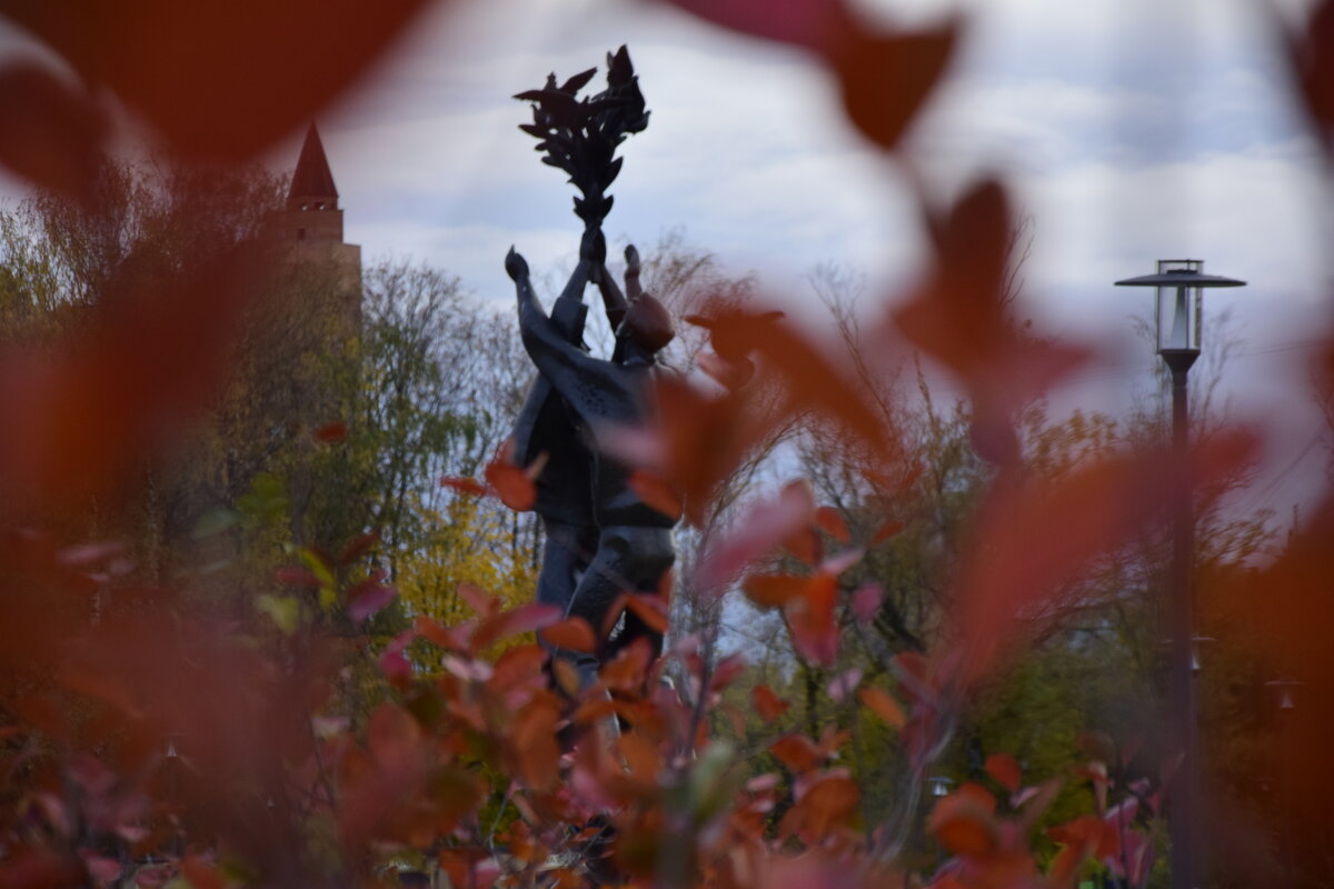 Скульптура «Дружба континентов» - Мария Яковлева