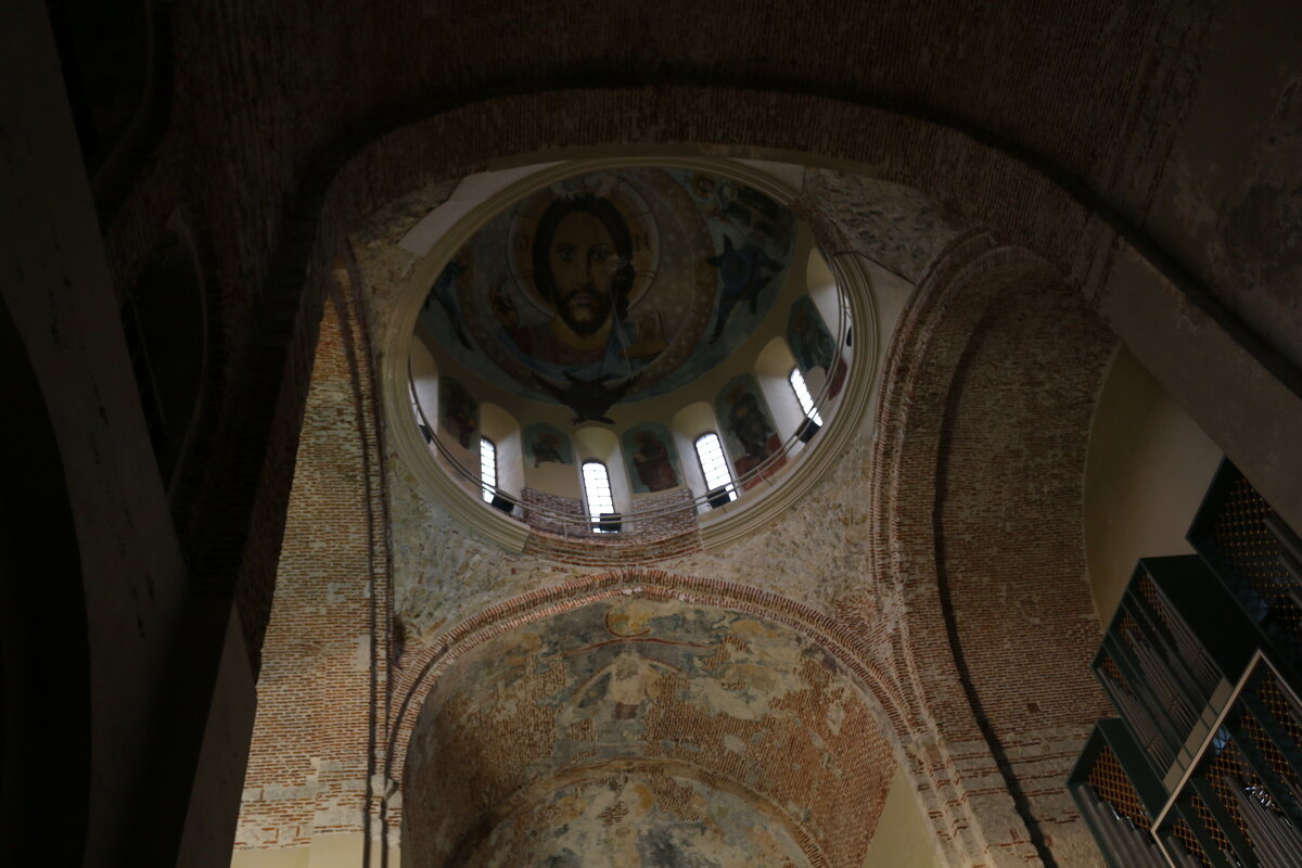 В большом Пицундском храме - Ольга 