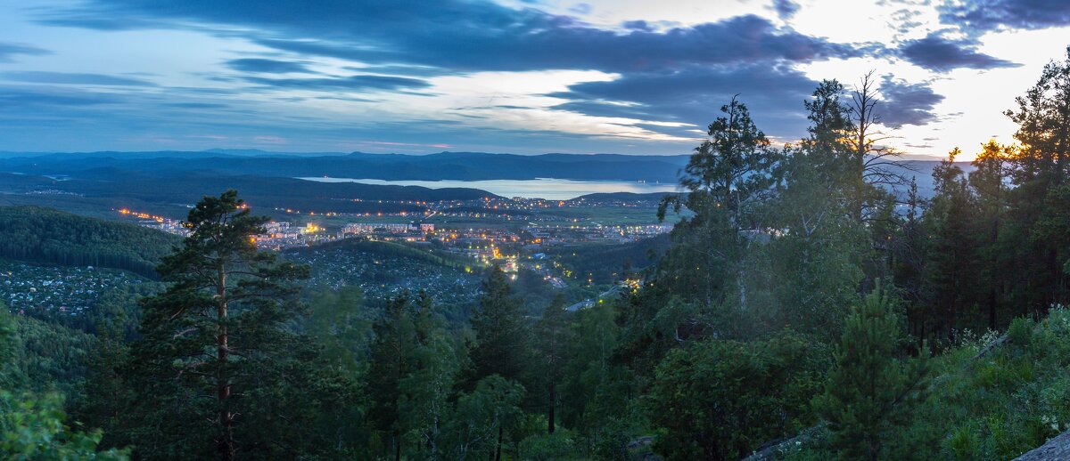 Летний вечер на перевале (22:49). Ильменский хребет, г. Миасс, Машгородок, поселок и озеро Тургояк. - Алексей Трухин