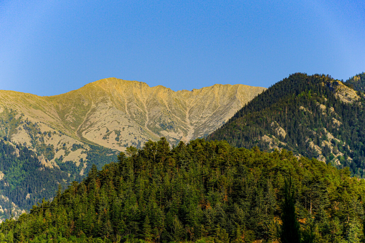 Пик УКанигу (2784 м) со своим "кратером" - Георгий А