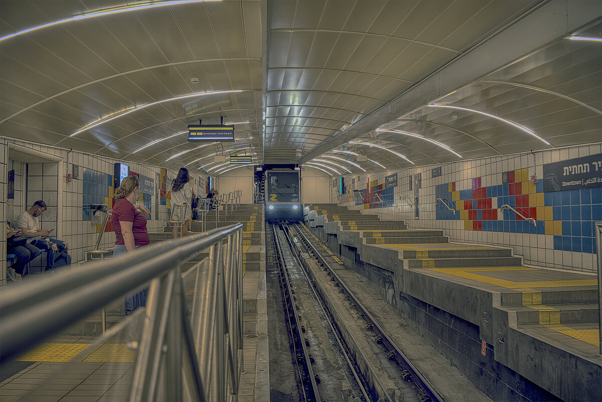 Хайфа «Кикар-Париз» (Парижская площадь») 2025год ,находится в Нижнем городе . подземный  фуникулёр. - ujgcvbif 