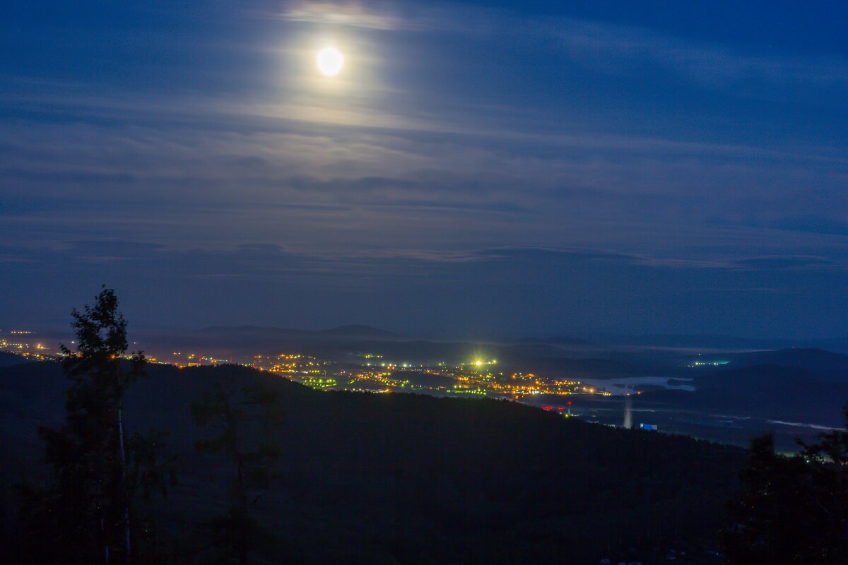 Лунная ночь на перевале (02:25). Ночной Миасс. Ильменский хребет, г. Миасс, Машгородок. - Алексей Трухин