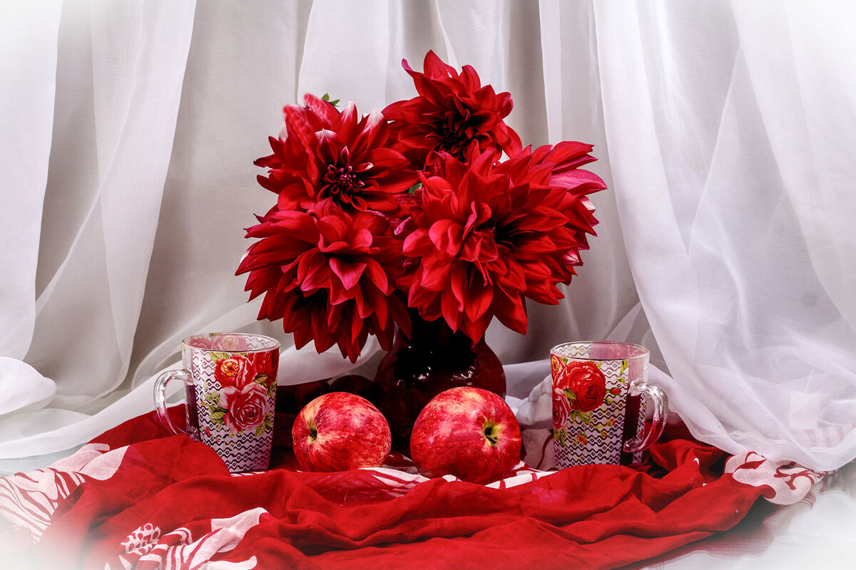 Натюрморт в красном цвете - Людмила Павловна Крышковец