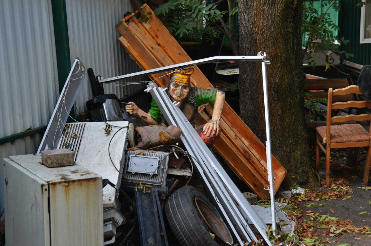 ЗА НЕНАДОБНОСТЬЮ - Юрий Вовк