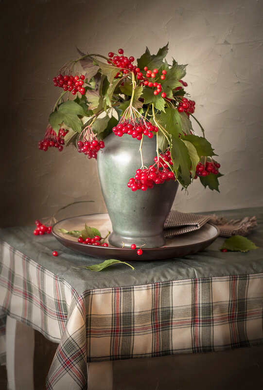 Ваза с гроздьями калины. - Bosanat 
