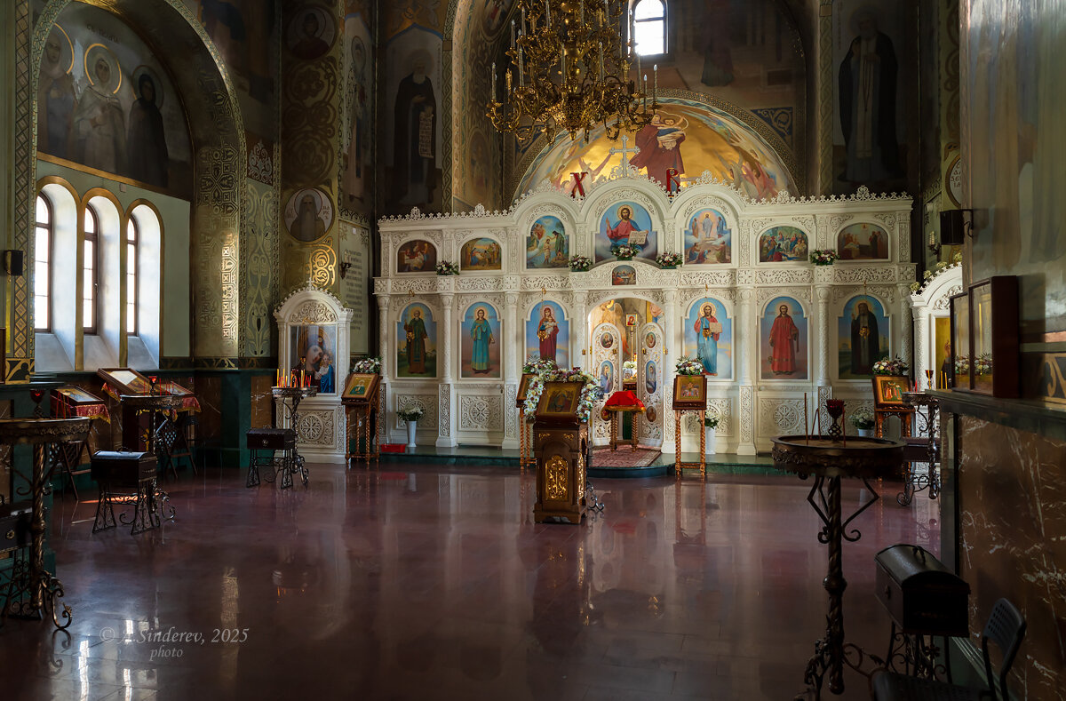 Внутри церкви Серафима Саровского - Александр Синдерёв