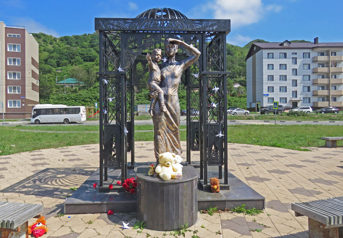 памятник жене моряка, которая ждет мужа, вглядываясь в морскую даль, с ребенком на руках. - ИРЭН@ .