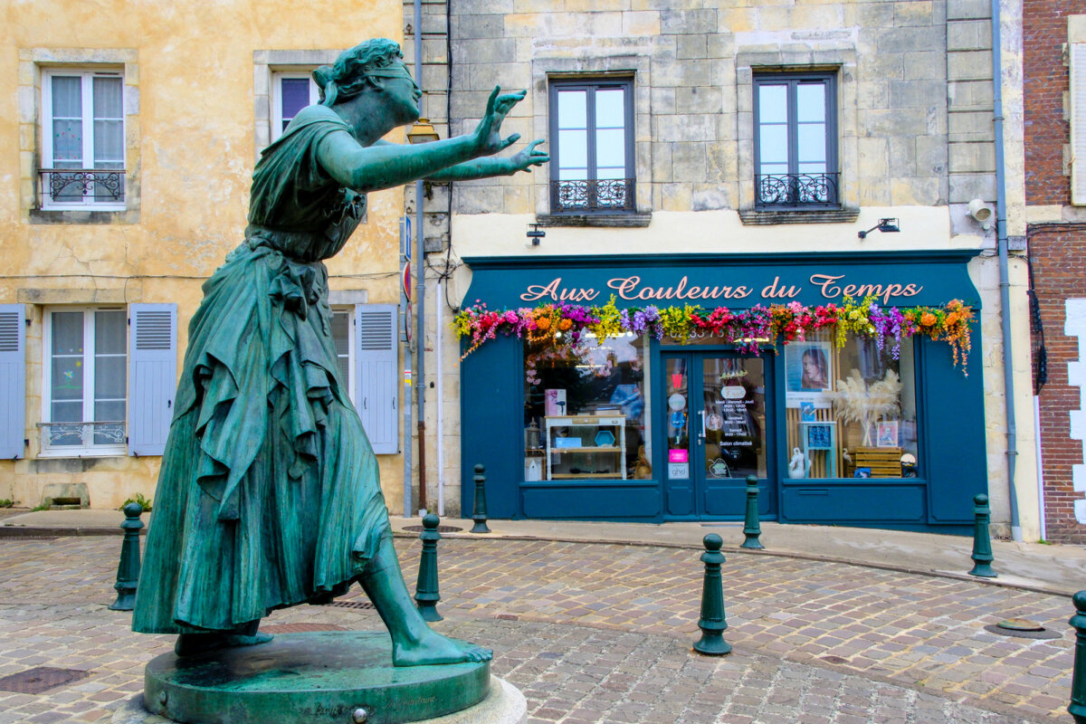 Скульптура в городке Монмирай - Георгий А