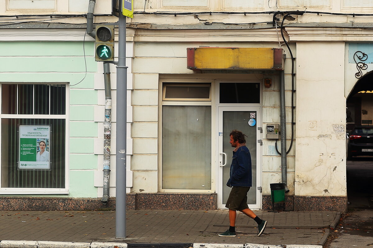 Возле аптеки - Юрий Гайворонскiий Возле аптеки - Юрий Гайворонскiий