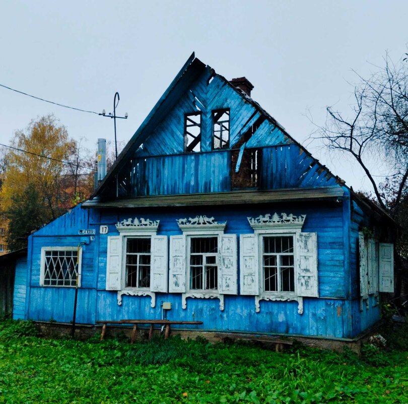 Уходящая натура. Какие интересные наличники! Особенно их верхняя часть. Не правда ли? - Галина Бобкина