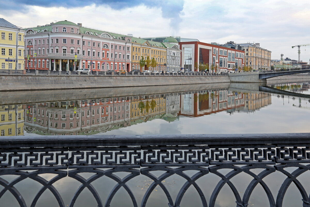 Утро  23 октября на Кадашевской наб - Михаил Бибичков