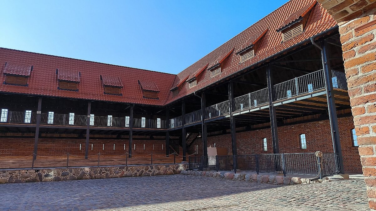 Внутренний дворик замка Тапиау. - Ольга 