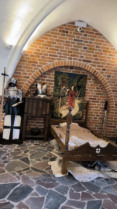 Рыцарский зал. Походная кровать. - Ольга 