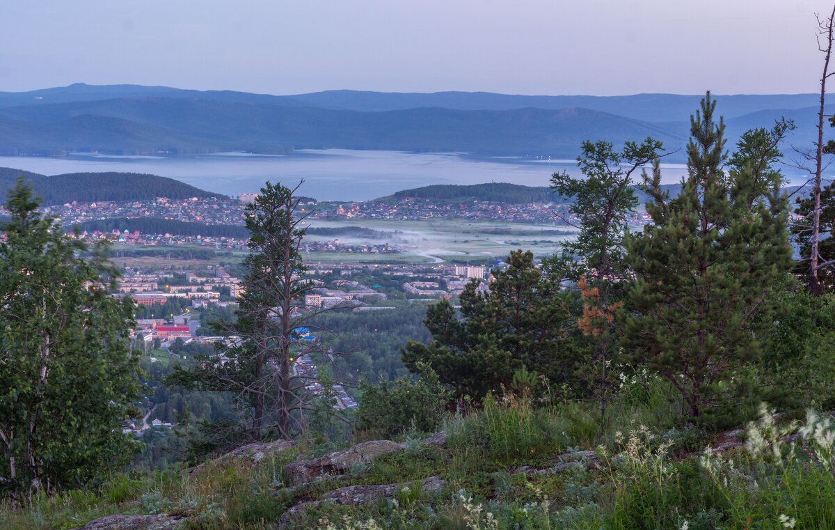 Перед рассветом (03:55). Ильменский хребет, г. Миасс, Машгородок, поселок и озеро Тургояк. - Алексей Трухин